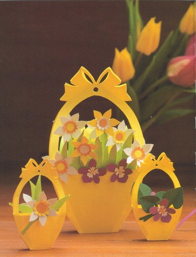 z papieru, z deseczek - koszyczki w wiosennymi kwiatami.jpg