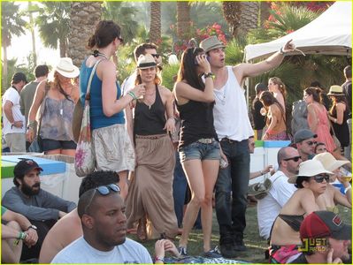 Nina i Ian na Coachella Couple Outing - normal_coachella8.jpg