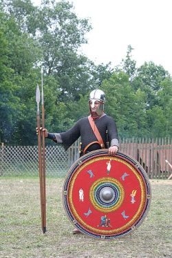 Rzym starożytny - wojsko rzymskie - obrazy - timthumb.php.jpg 38. Żołnierz rzymski IV wieku n.e.jpg