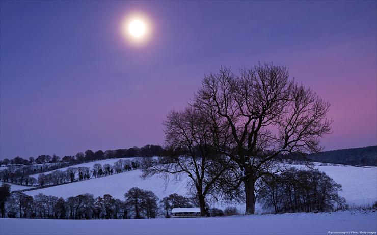 Tapety - Księżyc nad Chiltern Hills Anglia, Zjednoczone Królestwo.jpg