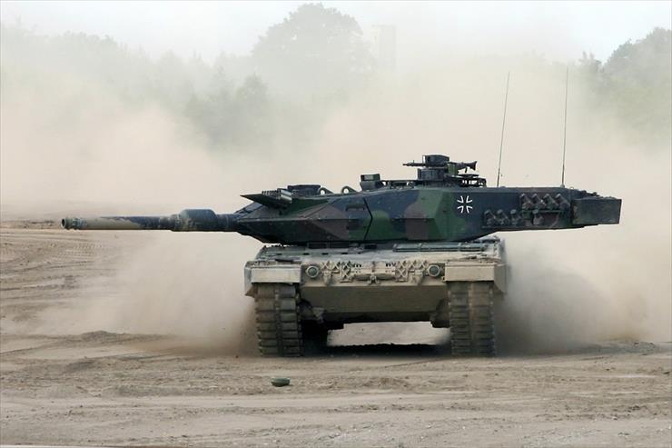 Czołgi Świata - 01 Niemiecki Leopard 2 A5.jpg