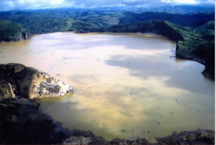 Kamerun - Lake_Nyos_volcano.jpg