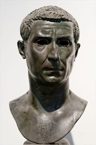 Rzym starożytny - namiestnicy prowincji... - 800px-L_Calpurnius_Piso_Pontifex_MAN_N...tifexa z Willi Papirusów z Herkulanum.jpg