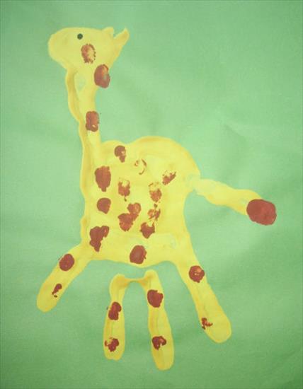 Zwierzęta egzotyczne i hodowlane - giraffe handprint craft.jpg