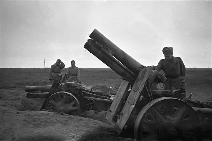 II wojna św.-foty - German heavy 150 mm sIG-33 infantry cannons captured by Soviet troops at the Kursk bulge.jpg