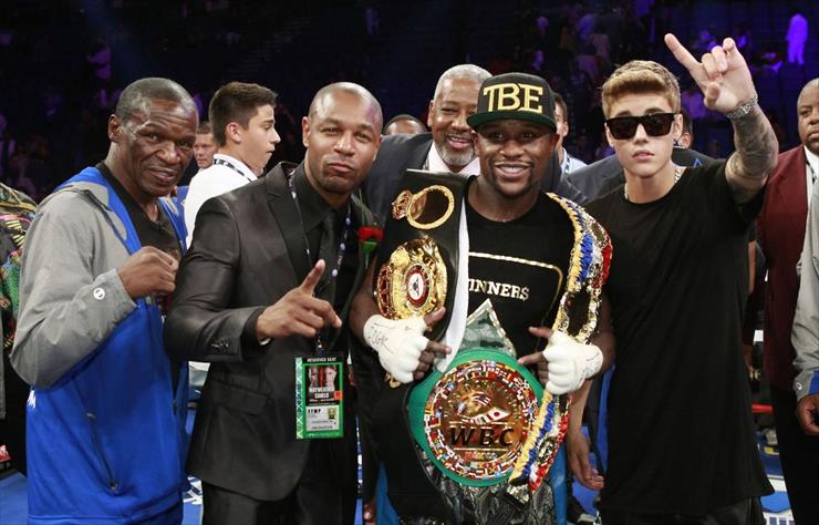 Justin i Lil Wayne walk Floyd Mayweather Jr. to the ring - jhty.jpg