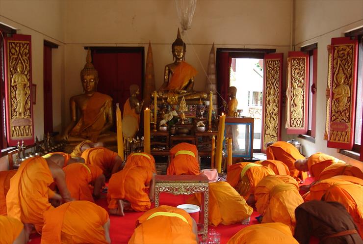mnisi buddyjscy - Buddhist_monk_in_Buddhist_church.jpg