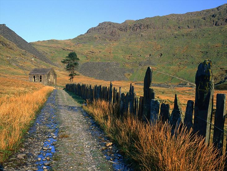 Krajobrazy - Slate Fence Leading to the Chapel, Snowdonia National Park, Wales.jpg