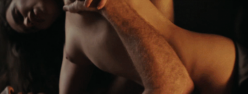 GIFY - Emilia Clarke nude.gif