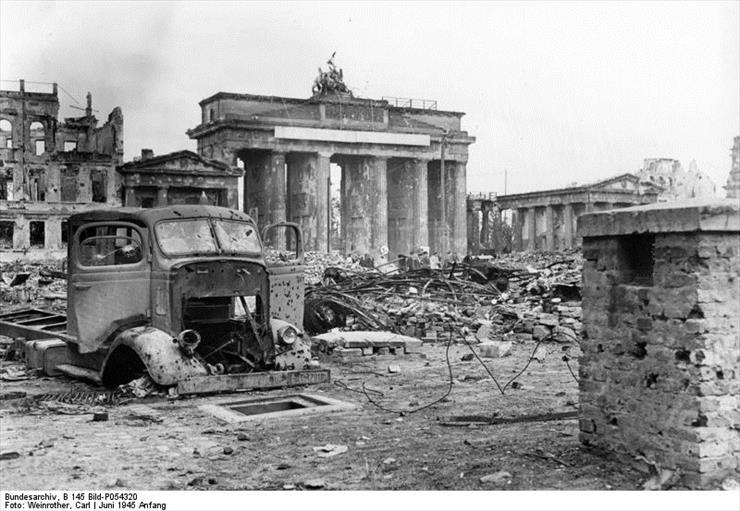 kierunek berlin - Bundesarchiv_B_145_Bild-P054320,_Berlin,_Brandenburger_Tor_und_Pariser_Platz.jpg