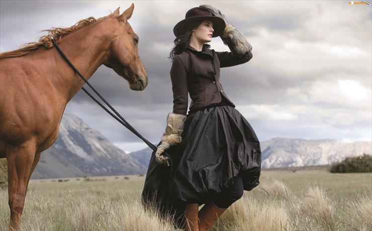 I konie - kobieta-kon-kapelusz-gory.jpeg