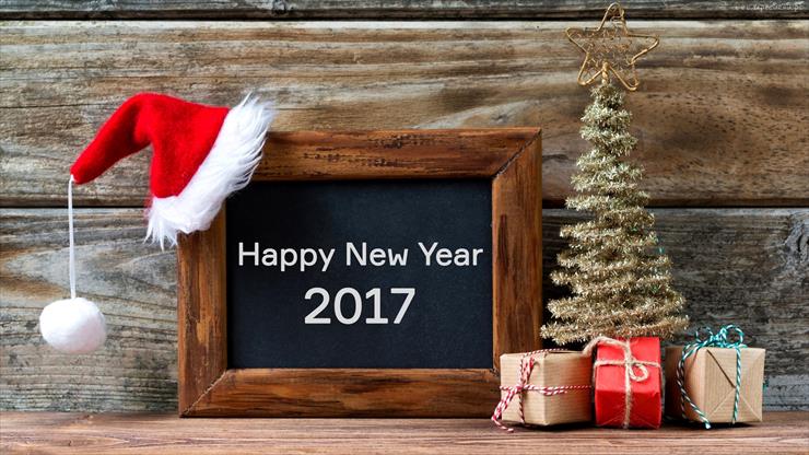 STAJNIA AUGIASZA - tapeta-choinka-z-prezentami-i-zyczenia-noworoczne-2017-na-tablicy.jpg