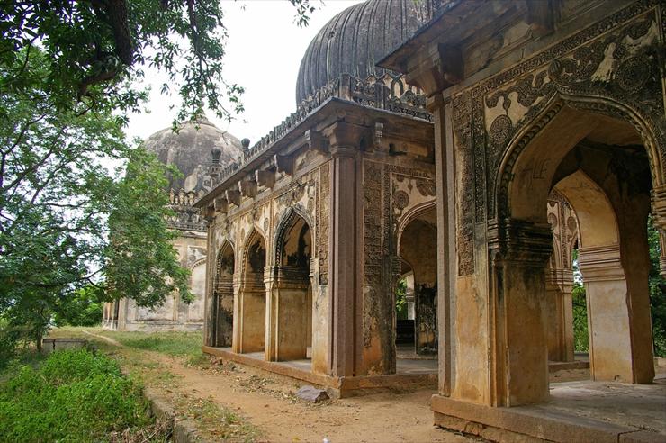 Architektura - Qutb Shahi Tombs in Hyderabad - India.jpg
