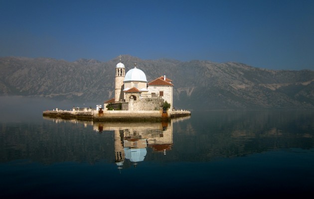 urocze wyspy - wyspa Matki Boskiej na skale, Czarnogóra.jpg