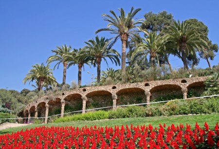 Najsłynniejsze ogrody świata - Park Guell, Hiszpania1.jpg