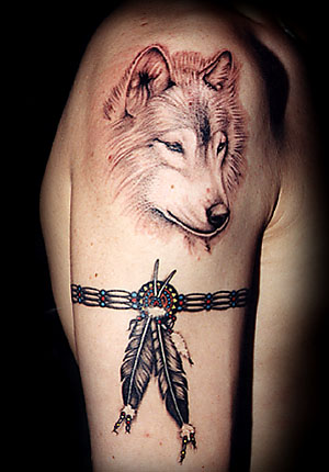 zwierzaki - Woolf and amerindian feather tatoo 27.jpg