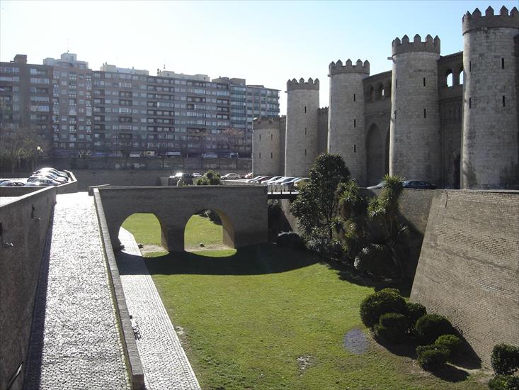 Architektura - Fortress in Zaragoza - Spain.jpg