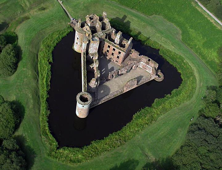 Wielka Brytania - zamek Caerlaverock, Szkocja.jpg
