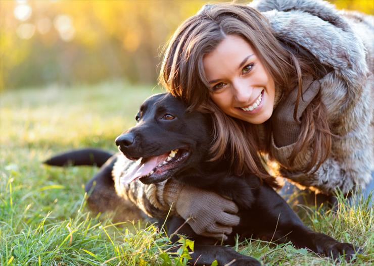 KOBIETA Z PSEM - woman-with-dog-black-labrador-smiling-grass-sunshine.jpg