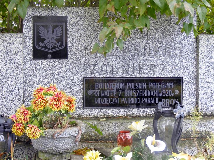 Brok - grób nieznanego żołnierza na cmentarzu parafialnym.JPG