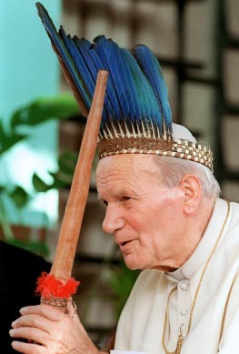Pielgrzymki - CUIABA, Brazylia - 15 października 1991. Papież w pió...azylijski indianin z plemienia Bororo z Mato Grosso.jpeg