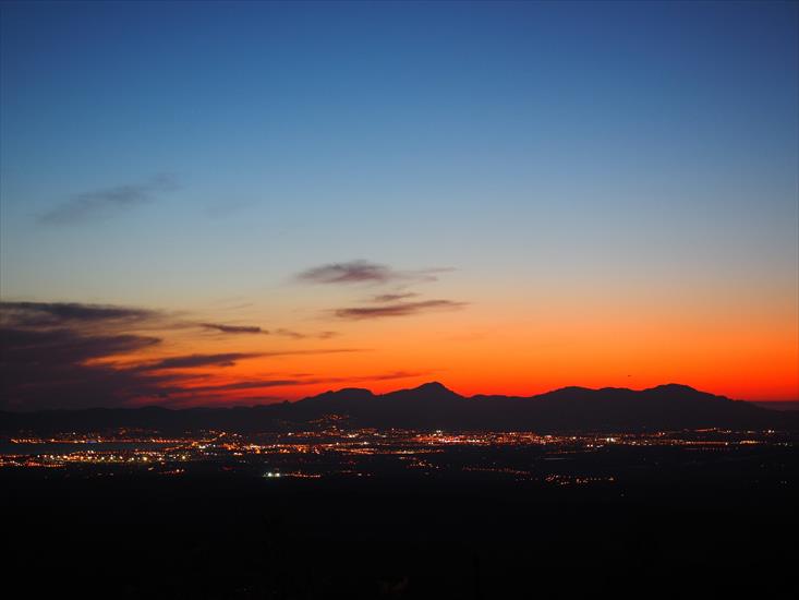 Tapety dla Chomików PC   - Sunset over the city and the mountains.jpg