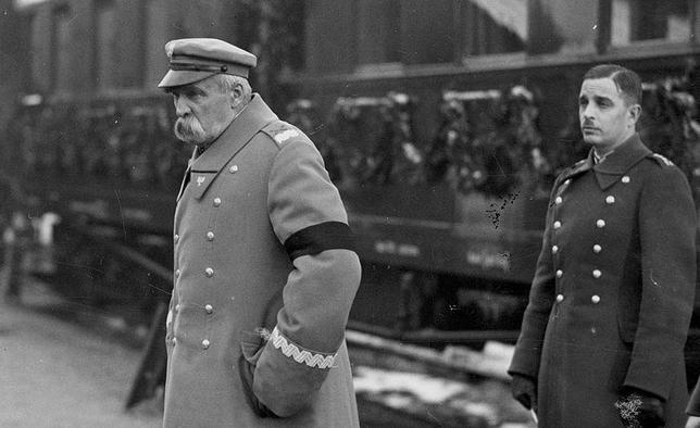 Ostatnie miesiące - Józef Piłsudski na dworcu w Warszawie, 2 lutego 1935 roku.jpg